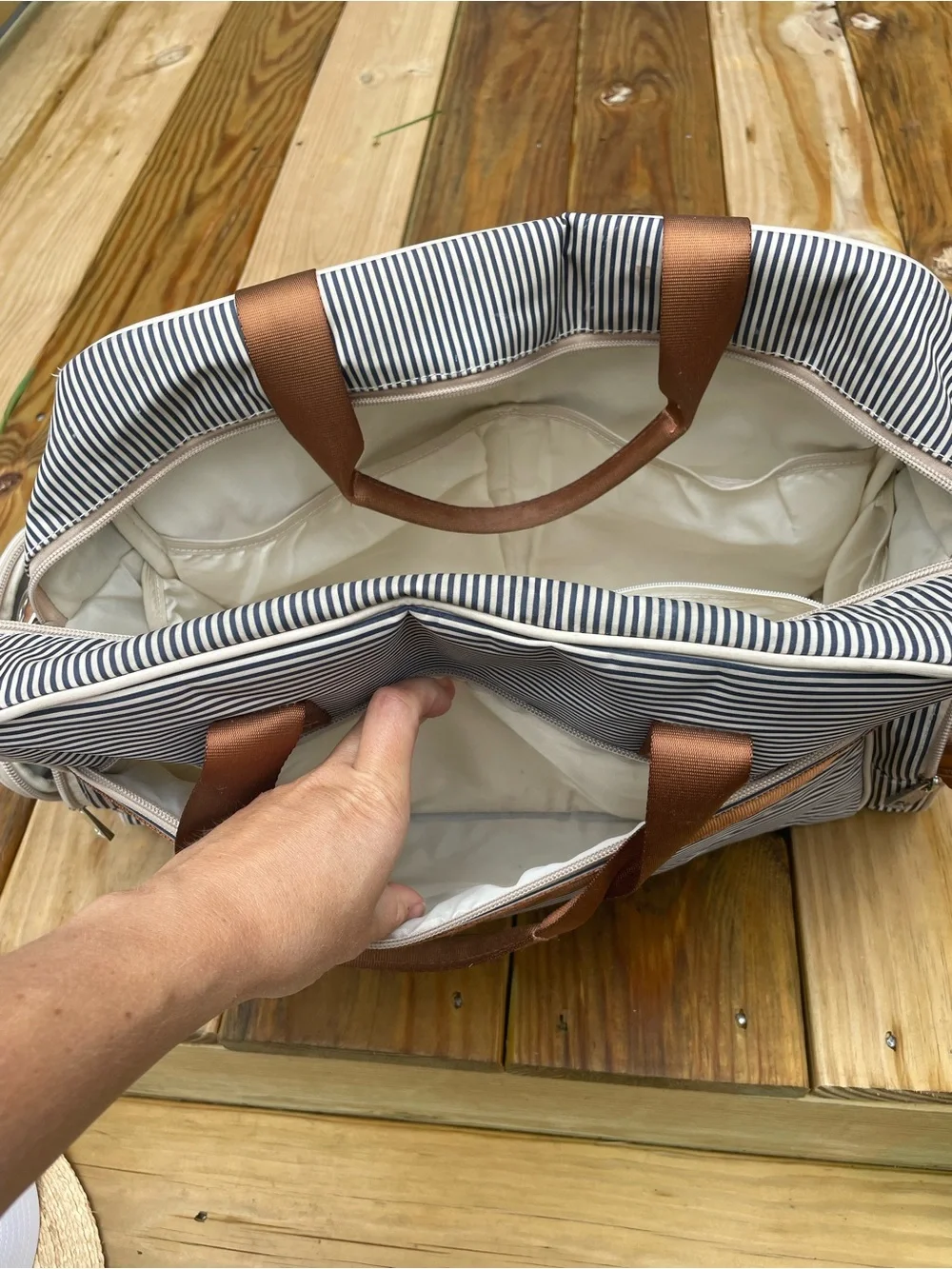 O' Beanie White and Navy Striped Diaper Bag. Brown straps with shoulder pad.